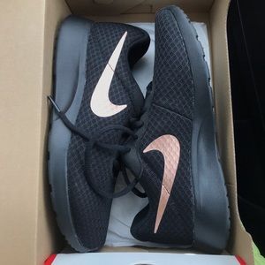 BRAND NEW Women’s Nike Tanjun Shoes